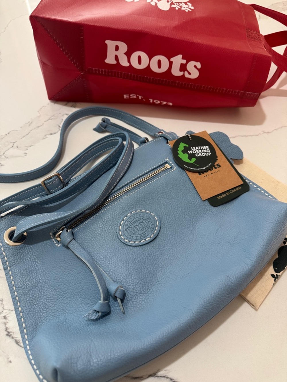 🆕 ROOTS Blue Leather Crossbody Bag with Front Zip - Picture 3 of 11
